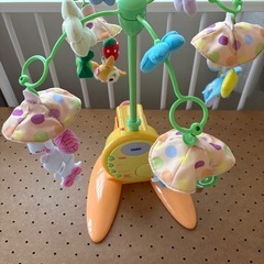 ベビーベッドとメリーのセットの画像