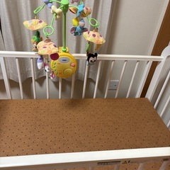 ベビーベッドとメリーのセットの画像