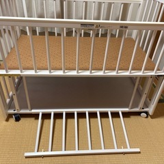 ベビーベッドとメリーのセットの画像