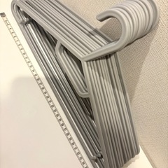 【お譲りします】プラスティック製ハンガー　12個の画像