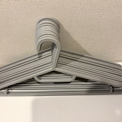 【お譲りします】プラスティック製ハンガー　12個の画像