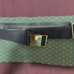 GUESS　総柄 イエローベージュ系 ウエストバッグの画像