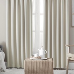 窓のカーテンの画像