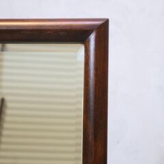 松本民芸家具のＢ型 姿見です。ミズメザクラ無垢材を使用したクラシカルなフォルムは和・洋問わず活躍する鏡です。角度調整も可能なアンティーク調スタンドミラーです♪の画像