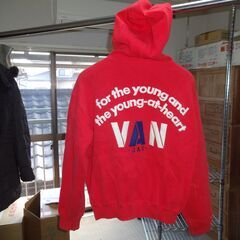 35年前購入のVAN-JACK純正の赤色パーカーです。の画像