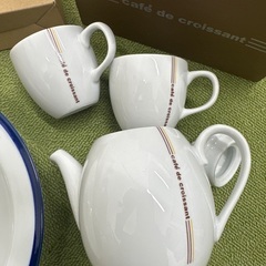 プレート皿1枚・紅茶用ポットとカップ２つセットの画像