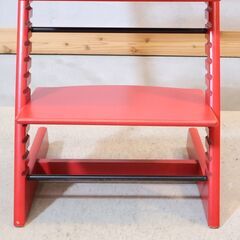 STOKKE(ストッケ)のロングセラーキッズチェアー"TRIPP TRAPP"/レッド。幼児期から大人まで末永くお使い頂ける人間工学に基づいた椅子がトリップトラップです！！の画像