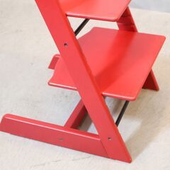 STOKKE(ストッケ)のロングセラーキッズチェアー"TRIPP TRAPP"/レッド。幼児期から大人まで末永くお使い頂ける人間工学に基づいた椅子がトリップトラップです！！の画像