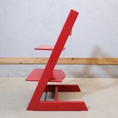 STOKKE(ストッケ)のロングセラーキッズチェアー"TRIPP TRAPP"/レッド。幼児期から大人まで末永くお使い頂ける人間工学に基づいた椅子がトリップトラップです！！の画像