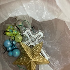 IKEAのクリスマスツリーと飾りの画像