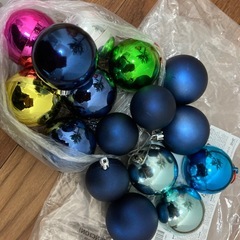 IKEAのクリスマスツリーと飾りの画像