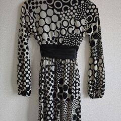 美品 大人かわいいモテワンピ　モノトーン幾何学ドット柄、ラップミニワンピース、ウエストリボン付きの画像