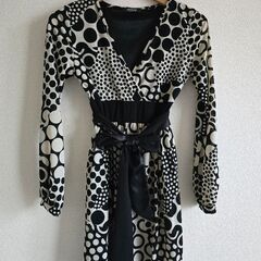 美品 大人かわいいモテワンピ　モノトーン幾何学ドット柄、ラップミニワンピース、ウエストリボン付きの画像