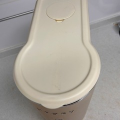 ライスストッカー　米櫃　UFORU 米びつケース　10キロ収納　ボタン押しタイプ　軽量の画像