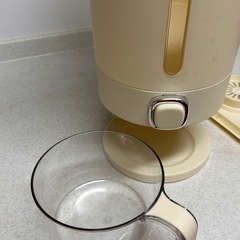 ライスストッカー　米櫃　UFORU 米びつケース　10キロ収納　ボタン押しタイプ　軽量の画像