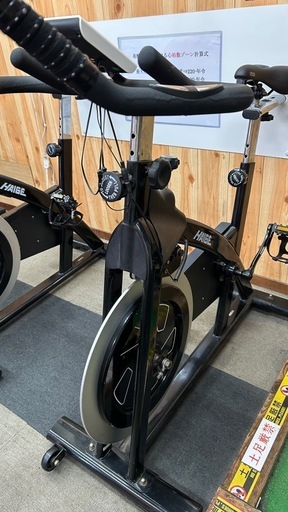 ハイガーハイエンドスピンバイク(手前)　HG-ZA-5000F