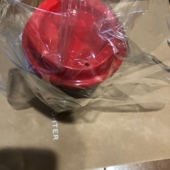 黒と赤いふたの冷たい物飲む用の画像