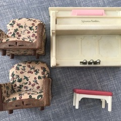 シルバニアファミリー　白いピアノ　1人がけソファー２つの画像