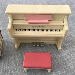 シルバニアファミリー　白いピアノ　1人がけソファー２つの画像