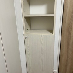 扉付き突っ張り本棚の画像