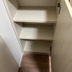 扉付き突っ張り本棚の画像