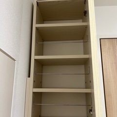 扉付き突っ張り本棚の画像