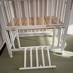 カトージ ベビーベッドの画像