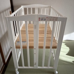 カトージ ベビーベッドの画像