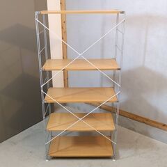 無印良品(MUJI)の人気のメープル材×スチール 5段ユニットシェルフです。スッキリとしたデザインはリビングの飾り棚や1ROOMなどの1人暮らしの方の本棚などにも最適なラックです。の画像