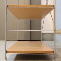 無印良品(MUJI)の人気のメープル材×スチール 5段ユニットシェルフです。スッキリとしたデザインはリビングの飾り棚や1ROOMなどの1人暮らしの方の本棚などにも最適なラックです。の画像