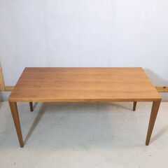 ACTUS(アクタス)で取り扱われているFB ウォールナット材 ダイニングテーブルです。ナチュラルな質感とシンプルなデザインは置く場所を選ばず、北欧スタイルやカフェ風などにおススメの食卓♪の画像