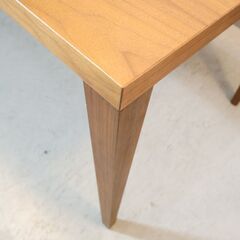 ACTUS(アクタス)で取り扱われているFB ウォールナット材 ダイニングテーブルです。ナチュラルな質感とシンプルなデザインは置く場所を選ばず、北欧スタイルやカフェ風などにおススメの食卓♪の画像