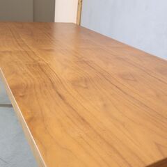 ACTUS(アクタス)で取り扱われているFB ウォールナット材 ダイニングテーブルです。ナチュラルな質感とシンプルなデザインは置く場所を選ばず、北欧スタイルやカフェ風などにおススメの食卓♪の画像