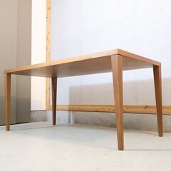 ACTUS(アクタス)で取り扱われているFB ウォールナット材 ダイニングテーブルです。ナチュラルな質感とシンプルなデザインは置く場所を選ばず、北欧スタイルやカフェ風などにおススメの食卓♪の画像