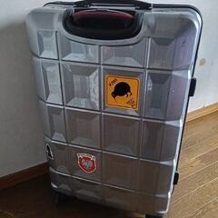 大型スーツケース　キャリーケースの画像
