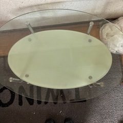 ガラスのローテーブルの画像