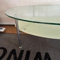 ガラスのローテーブルの画像