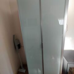 白扉前面ガラス食器棚の画像