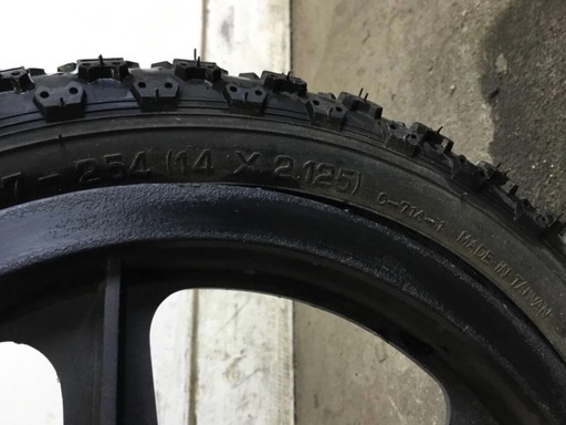 h-208△ q 岐阜発/ キックボード/ キックスクーター/ 14インチ/ 走行確認/ キックスケーター/ 乗用玩具/ 現状品/ 管015u/ R7.10/8 △