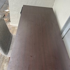 テーブルと椅子のセットの画像