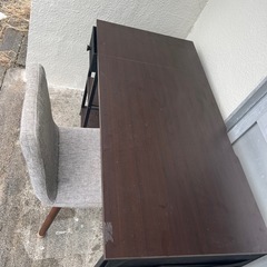 テーブルと椅子のセットの画像