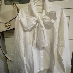 おしゃれ可愛い温かいボウタイブラウスの画像