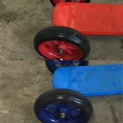 h-209岐阜発　DELUXE SUPER 子供用/キックボード/キッズスクーター/2個セット/中古品/サビ、キズあり　R6 10/2の画像