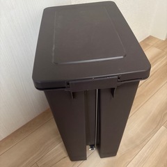 足で開けるゴミ箱　45リットルのゴミ袋に最適　の画像