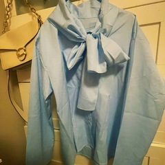 セクシー、おしゃれ、可愛い、そして温かいボウタイブラウスです。の画像