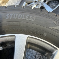 215/60/16 スタッドレスタイヤ　2024製　114.3 6.5j　バリ溝の画像