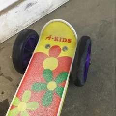 h-210△ q 岐阜発/ 子供用/ 乗用玩具/ A-KIDS/ キックボード/ キックスケーター/ 2個セット/ 三輪ボード/ 現状品/ R7.11/6 △の画像