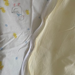 ベビー布団と布団カバー2枚のセットの画像