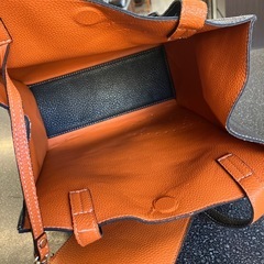 M2511-160 トートバッグ フェイクレザー ブラック×オレンジ バイカラー ほつれ有りの画像