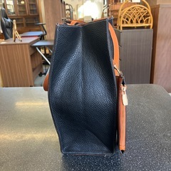 M2511-160 トートバッグ フェイクレザー ブラック×オレンジ バイカラー ほつれ有りの画像
